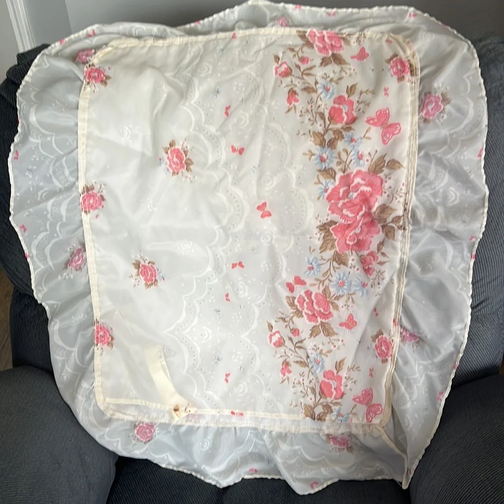 Set: 2 standard pillow cases & 1 comforter: white, pink flowers and butterflies